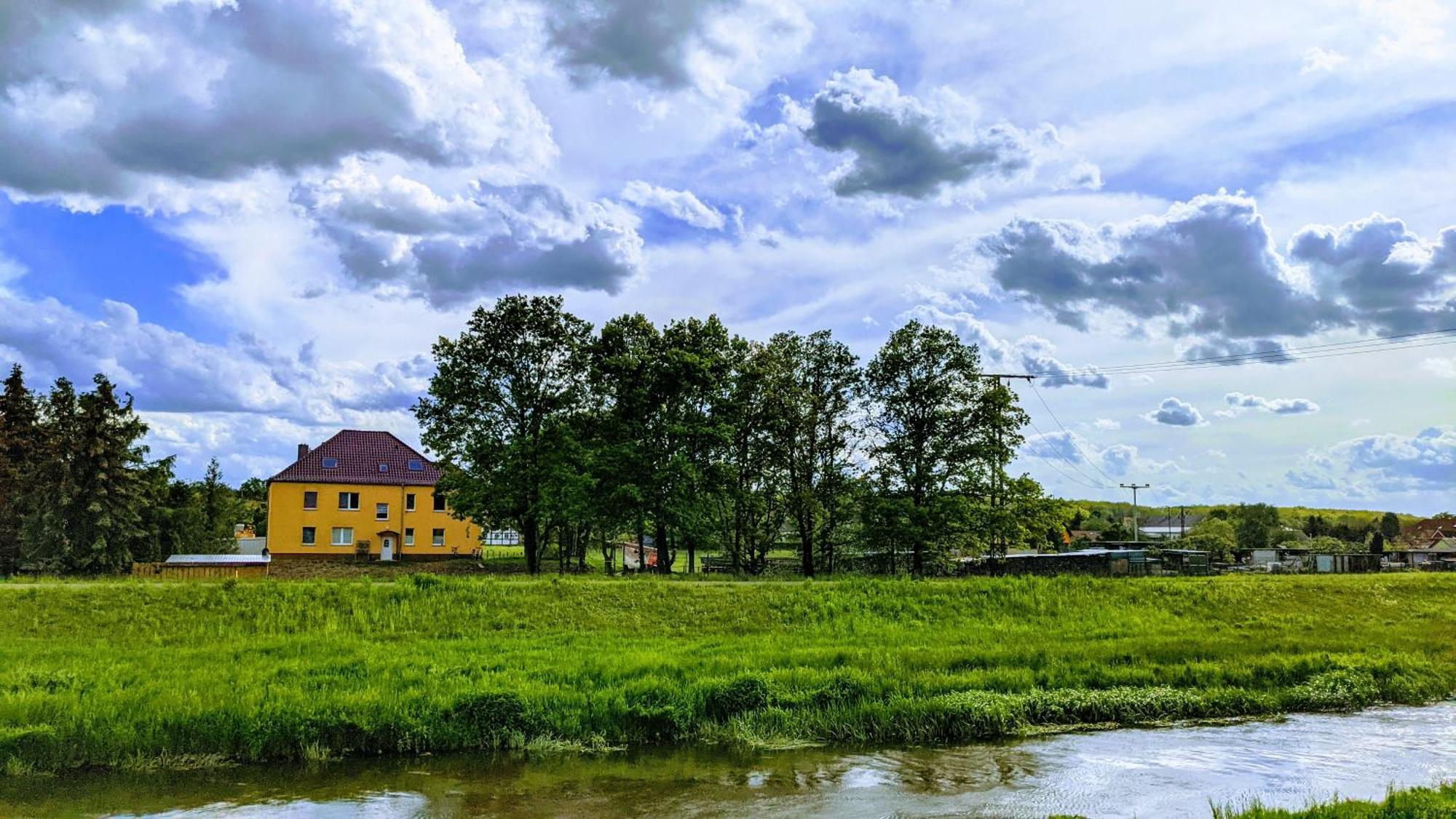 Gelbes Haus Seenland Ferienwohnungen Xl Elsterheide Exterior photo